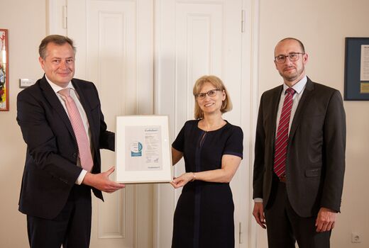 Übergabe des Crefozert-Zertifikats an Edith Linnemann, Mitglied der Geschäftsleitung der GICON-Gruppe