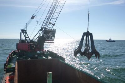 Ein Schiff bereitet die Verlegung von Seekabeln im Windpark Ostwind2 vor.